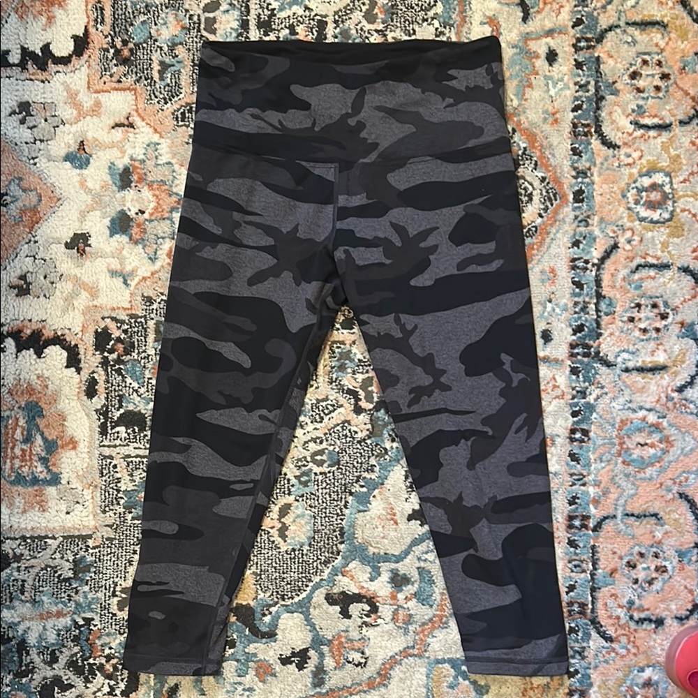 Tuff Athletics Gray Camouflage 3/4 Leggings with Elastic Waistband